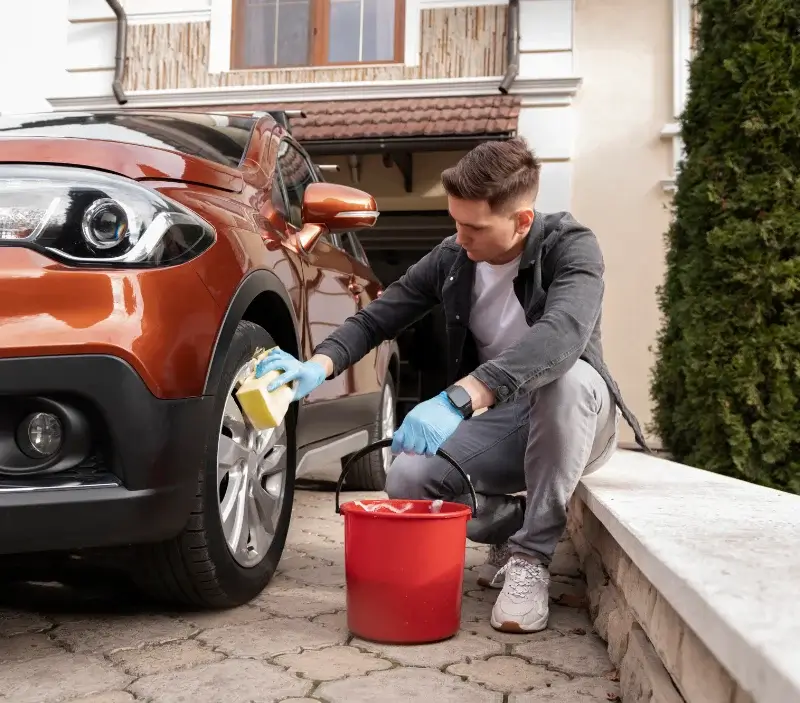 Lavage auto à domicile Grez-en-Bouère : professionnel intervenant sur un véhicule